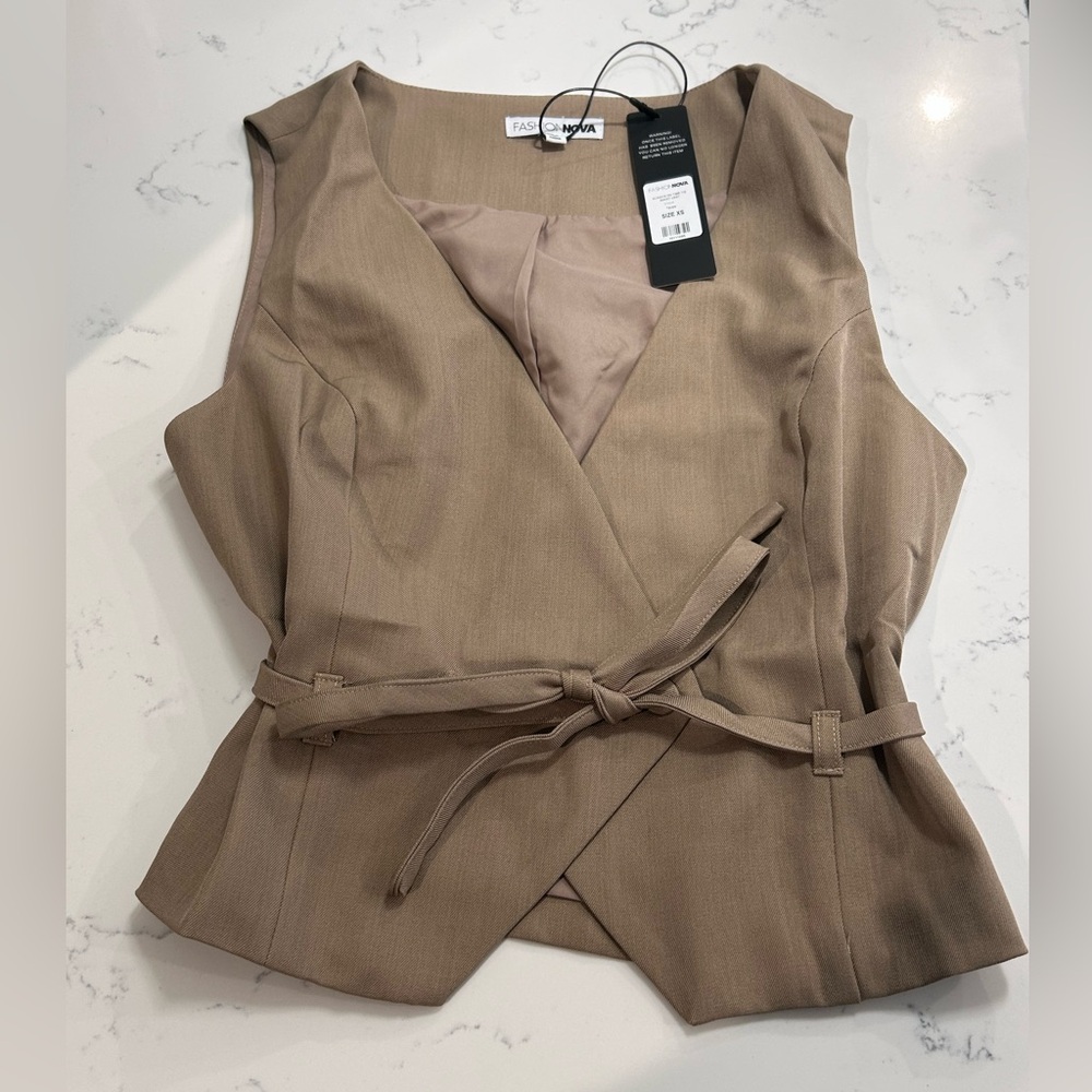 ❥𝖥𝖠𝖲𝖧𝖨𝖮𝖭𝗡𝗢𝗩𝗔: Always On Time Tie Waist Vest - Taupe - Picture 4 of 7